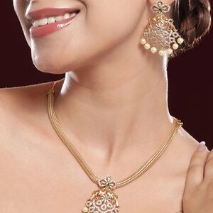 Elegant Gold and Pearl Necklace and Earring Set